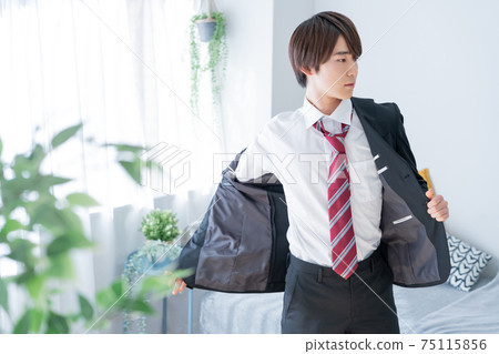 一個年輕人穿著西裝早上去上班 75115856