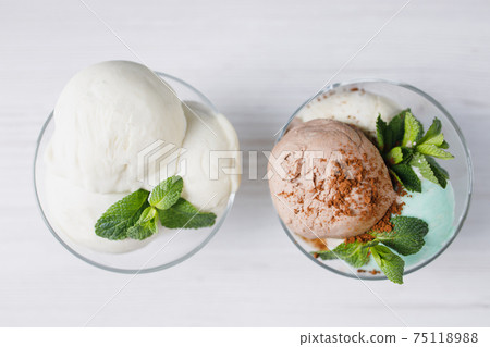 Ice-cream. Flavored sundae variety in glass bowls 75118988