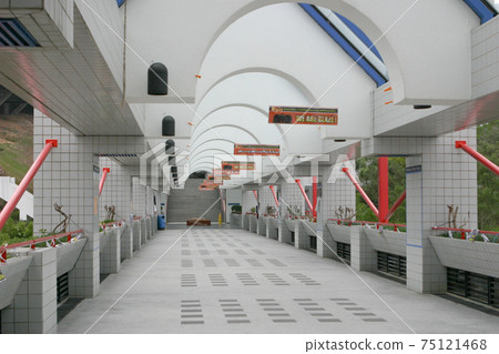 the hall way at hkust at hong kong 9 Jan 2005 the hall way at hkust at hong kong 9 Jan 2005 75121468