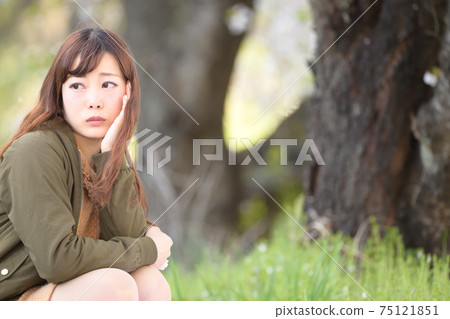 櫻花盛開,櫻花背景,女性肖像 櫻花盛開,櫻花背景,女性肖像 75121851