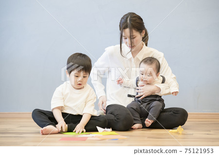 Parents and children playing indoors 75121953