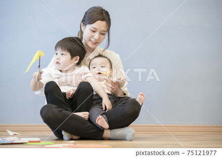 Parents and children playing indoors 75121977