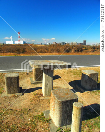 江戶川岸邊的風景與冬季的椅子和桌子 75122117