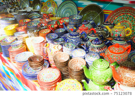多彩的盤子和茶具，烏爾別克斯坦塔什幹，喬蘇集市 75123078