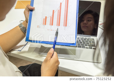 Businessman discuss about financial number with teammate Businessman discuss about financial number with teammate 75123252