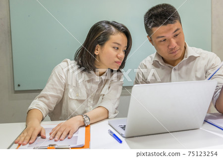 Business people working together in the office 75123254