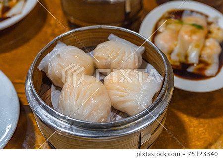 Dedicated crystal shrimp dumpling in Chinese dimsum steamer box Dedicated crystal shrimp dumpling in Chinese dimsum steamer box 75123340