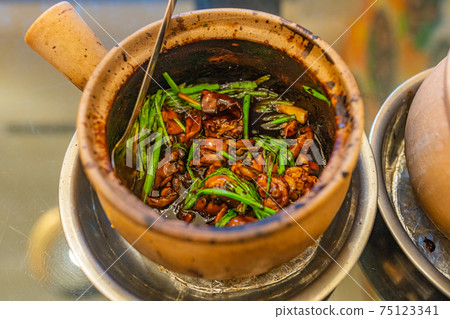 Singapore frog porridge and green onion in clay pot Singapore frog porridge and green onion in clay pot 75123341