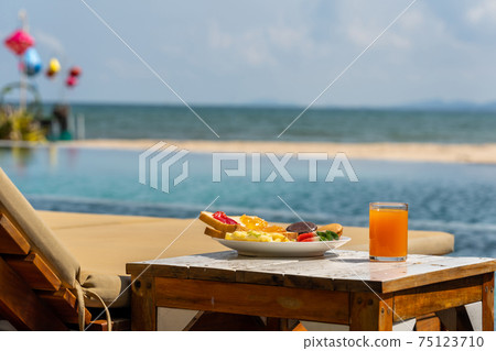 Peaceful moment at the resort hotel in summer season 75123710