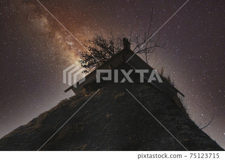 Fantastic night view of the roof of an old folk house 75123715