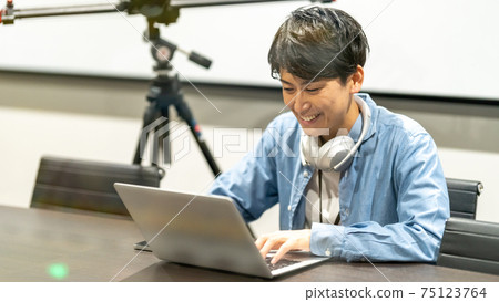 視頻/視頻創作者男性視頻製作遊戲玩家 視頻/視頻創作者男性視頻製作遊戲玩家 75123764