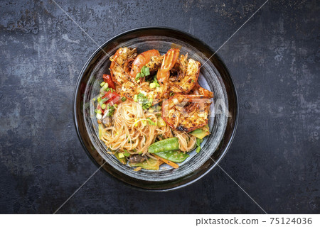 Traditional Thai Phak Kung curry with barbecue king prawns and noodles 75124036