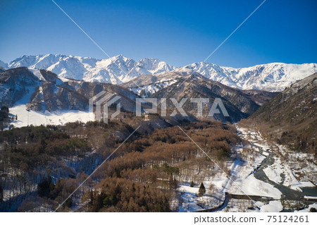 A magnificent view of Shirouma Sanzan seen from Matsukawa, Hakuba Village, Nagano Prefecture (aerial view by drone) 75124261