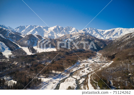 A magnificent view of Shirouma Sanzan seen from Matsukawa, Hakuba Village, Nagano Prefecture (aerial view by drone) 75124262