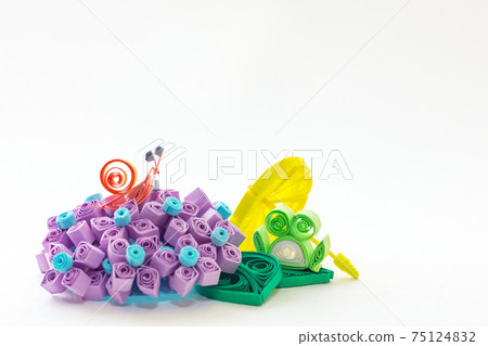 Hydrangea, snail and tree frog. 75124832
