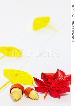 Acorns, autumn leaves and ginkgo. Acorns, autumn leaves and ginkgo. 75125183