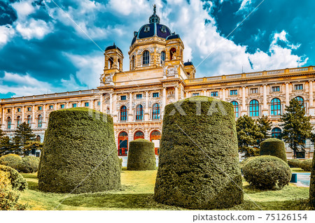 Maria Theresa Square.Arts and history museum Kunsthistorisches Museum Vienna, Austria. Maria Theresa Square.Arts and history museum Kunsthistorisches Museum Vienna, Austria. 75126154