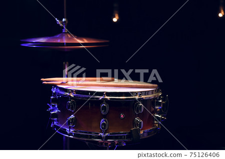 Snare drum and hi-hat in the dark on a blurred background with lights. 75126406