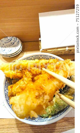 Bowl of rice and fried fish 75127259