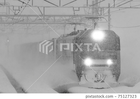一架貨運列車在暴風雪中在上越線運行 75127323