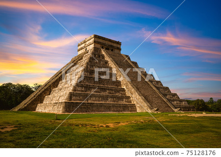 El Castillo, Temple of Kukulcan, Chichen Itza, mexico El Castillo, Temple of Kukulcan, Chichen Itza, mexico 75128176