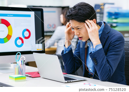 陷入困境的中年商人辦公室 75128520