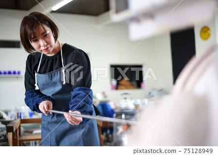 女人做一個玻璃容器吹製的玻璃 75128949