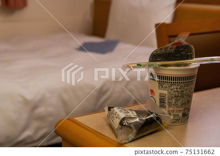 在商務旅行中在一家酒店享用晚餐 75131662