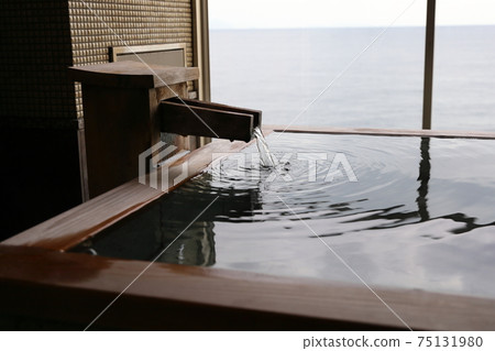 At the seaside outdoor bath 75131980