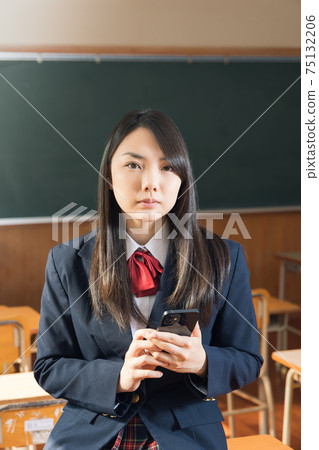 教室裡有智能手機的高中女生和高中生 教室裡有智能手機的高中女生和高中生 75132206