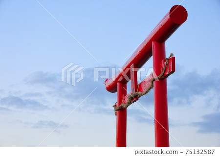 A mysterious torii floating in the Ariake Sea A mysterious torii floating in the Ariake Sea 75132587
