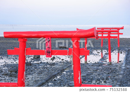 A mysterious torii floating in the Ariake Sea A mysterious torii floating in the Ariake Sea 75132588