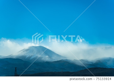 在大風天的雪山 75133914