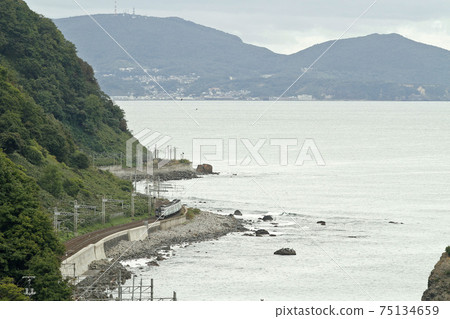 沿日本海運行的函館本線定期列車 75134659