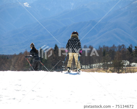 孩子們在雪山滑雪 孩子們在雪山滑雪 75134672
