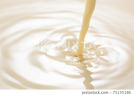 Pour soy milk Pour soy milk 75135186
