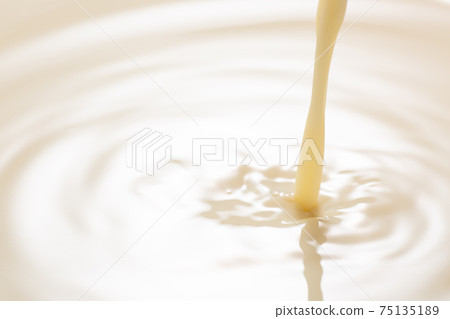 Pour soy milk 75135189