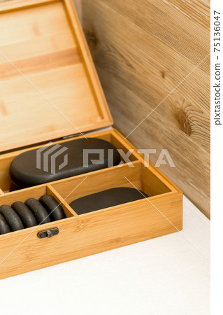 Wooden case with spa stones Wooden case with spa stones 75136047