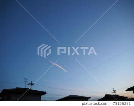 傍晚的天空，在晴朗的一天 75136251