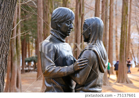 韓國旅遊勝地-南森島。裴勇俊雕像,著名的電視劇《冬季奏鳴曲》。 韓國旅遊勝地-南森島。裴勇俊雕像,著名的電視劇《冬季奏鳴曲》。 75137601