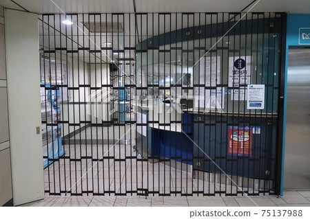 由於新的冠狀病毒的影響而暫時關閉的空車站的旅客信息中心 由於新的冠狀病毒的影響而暫時關閉的空車站的旅客信息中心 75137988