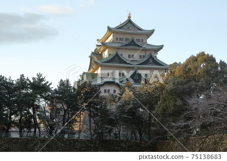 積雪薄層的城堡（愛知縣名古屋市名古屋城堡） 75138683