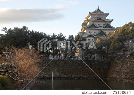 積雪覆蓋的早晨城堡（愛知縣名古屋市名古屋城堡） 75138684