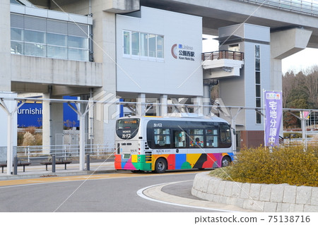 社區巴士在車站前停靠（愛知縣長久手市N-Bus Koen-Nishi車站） 75138716