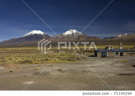The small Andean town of Sajama, with the Parinacota volcano in the background. Bolivian Altiplano, South America 75140294