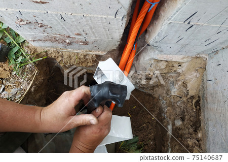 Auxiliary electrical connection to earth or its equivalent of metal non-conductive parts, connection and insulation of a copper tube. Auxiliary electrical connection to earth or its equivalent of metal non-conductive parts, connection and insulation of a copper tube. 75140687