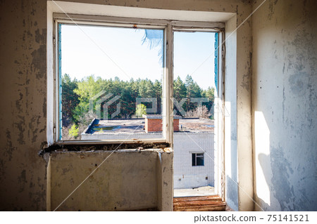 Interior of the old abandoned apartment 75141521