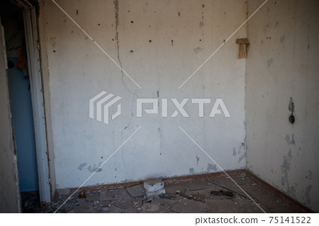 Interior of the old abandoned apartment 75141522