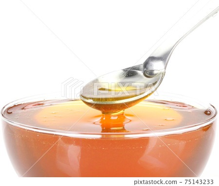 Enjoy the scent of spring flower fields by scooping honey made by sweet and sweet bees with a spoon. Enjoy the scent of spring flower fields by scooping honey made by sweet and sweet bees with a spoon. 75143233