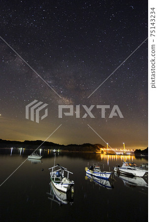 瀨戶內的初夏繁星點點:銀河系和天蠍座升至漁港 瀨戶內的初夏繁星點點:銀河系和天蠍座升至漁港 75143234